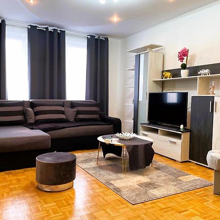 Royal Palace - City Center Accommodation Bukares Bagian luar foto