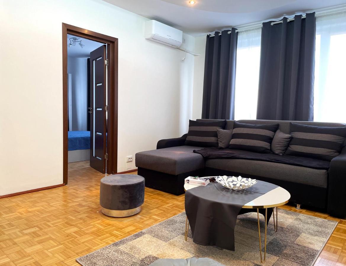 Royal Palace - City Center Accommodation Bukares Bagian luar foto
