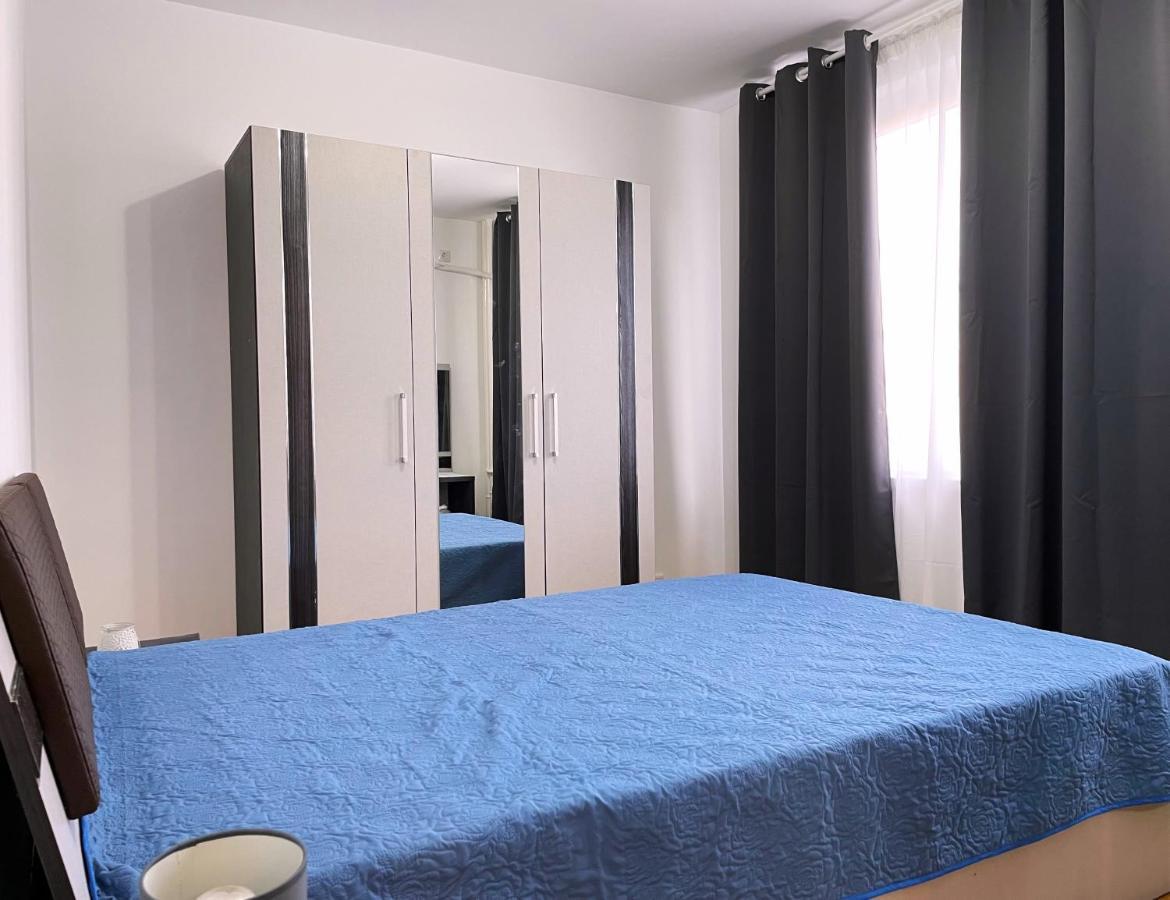 Royal Palace - City Center Accommodation Bukares Bagian luar foto