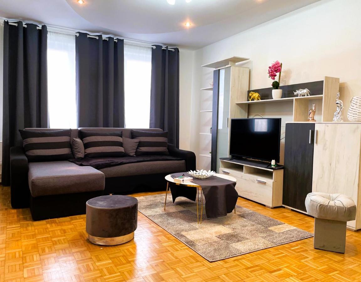 Royal Palace - City Center Accommodation Bukares Bagian luar foto